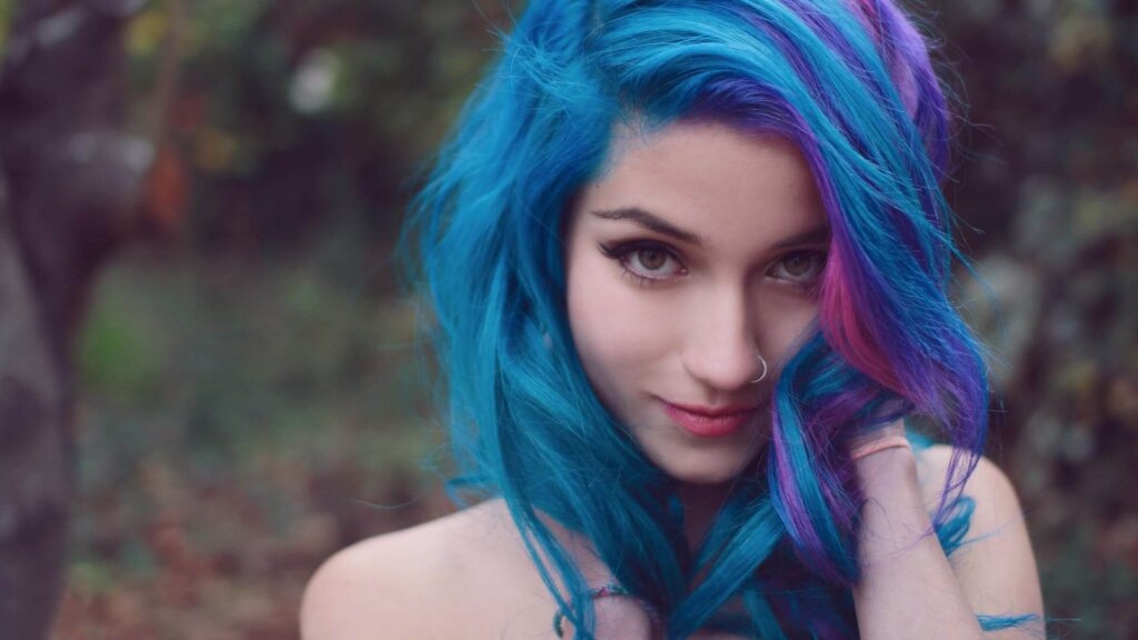 девушка с голубыми волосами